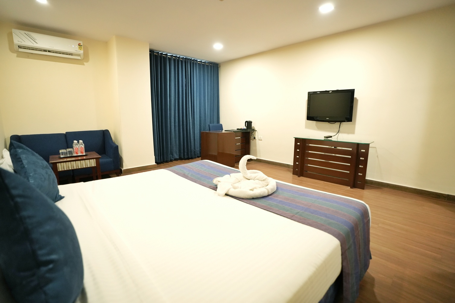 Deluxe Queen Room at The Altruist One Continent - Photo 1