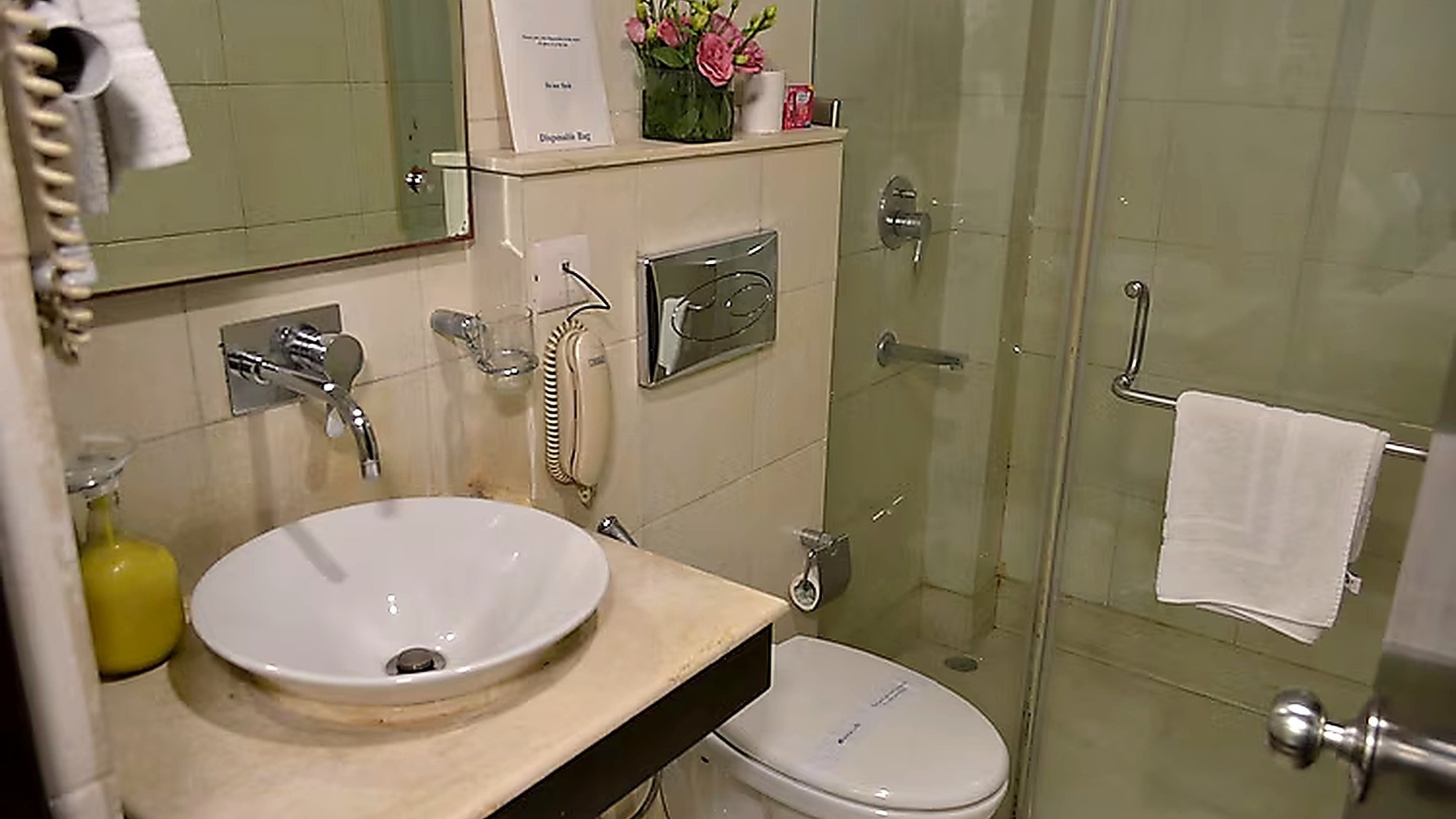 Deluxe Suite at Rockland Hotel Panchsheel Enclave - Photo 3
