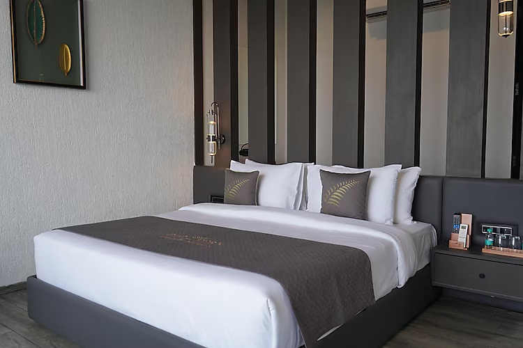 Fern Classic Premium Room, 1 King Bed at The Fern Heaven on The Hills, Hatgad-Saputara - Photo 1