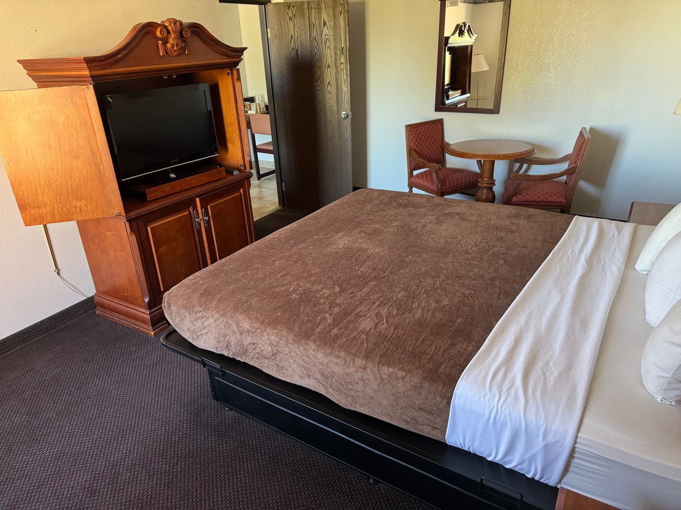 King Living Room Suite Non Smoking at Dodge House Hotel and Convention Center - Photo 2