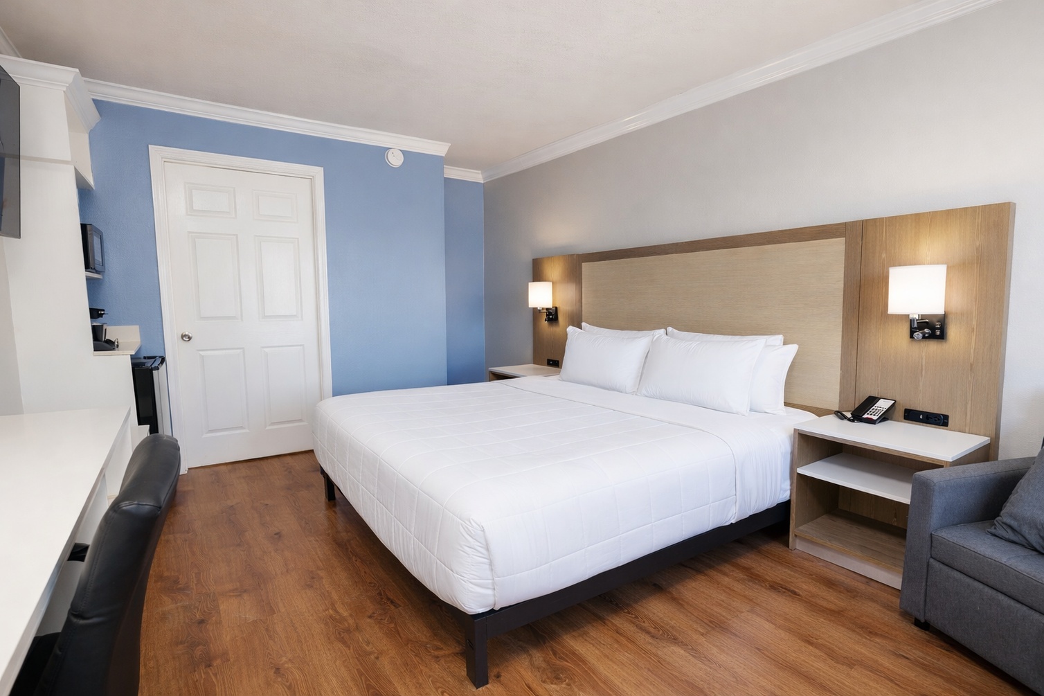 Accessible King Room at Destin Inn & Suites - Photo 2