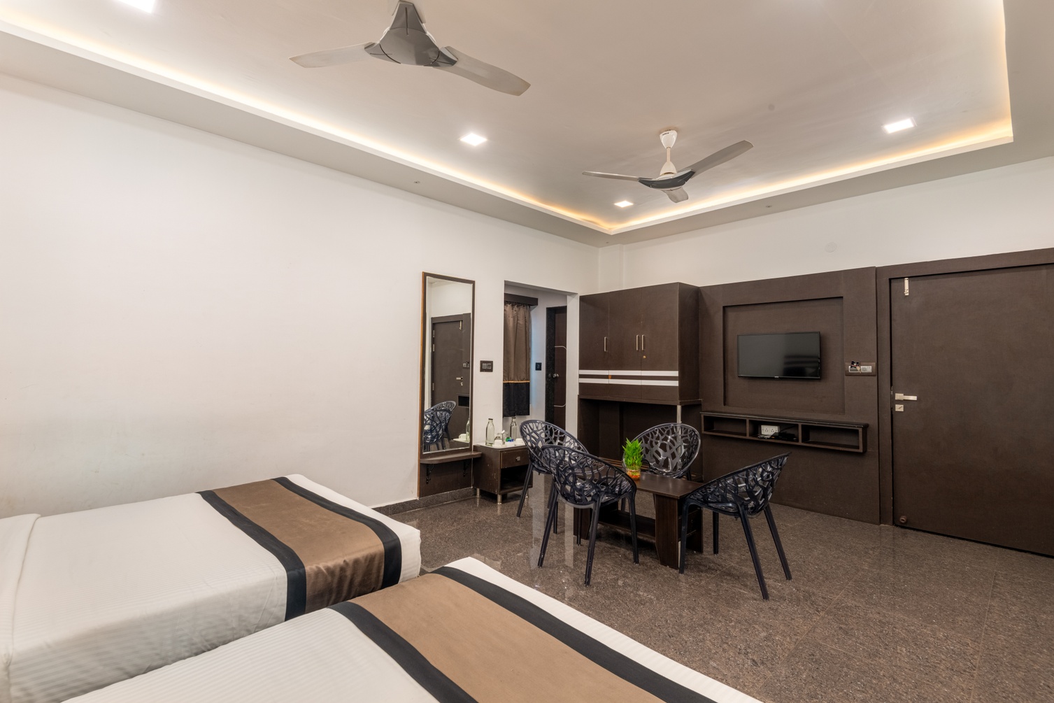 Jumbo Non AC room 4 pax at Parampara Residency - Photo 2