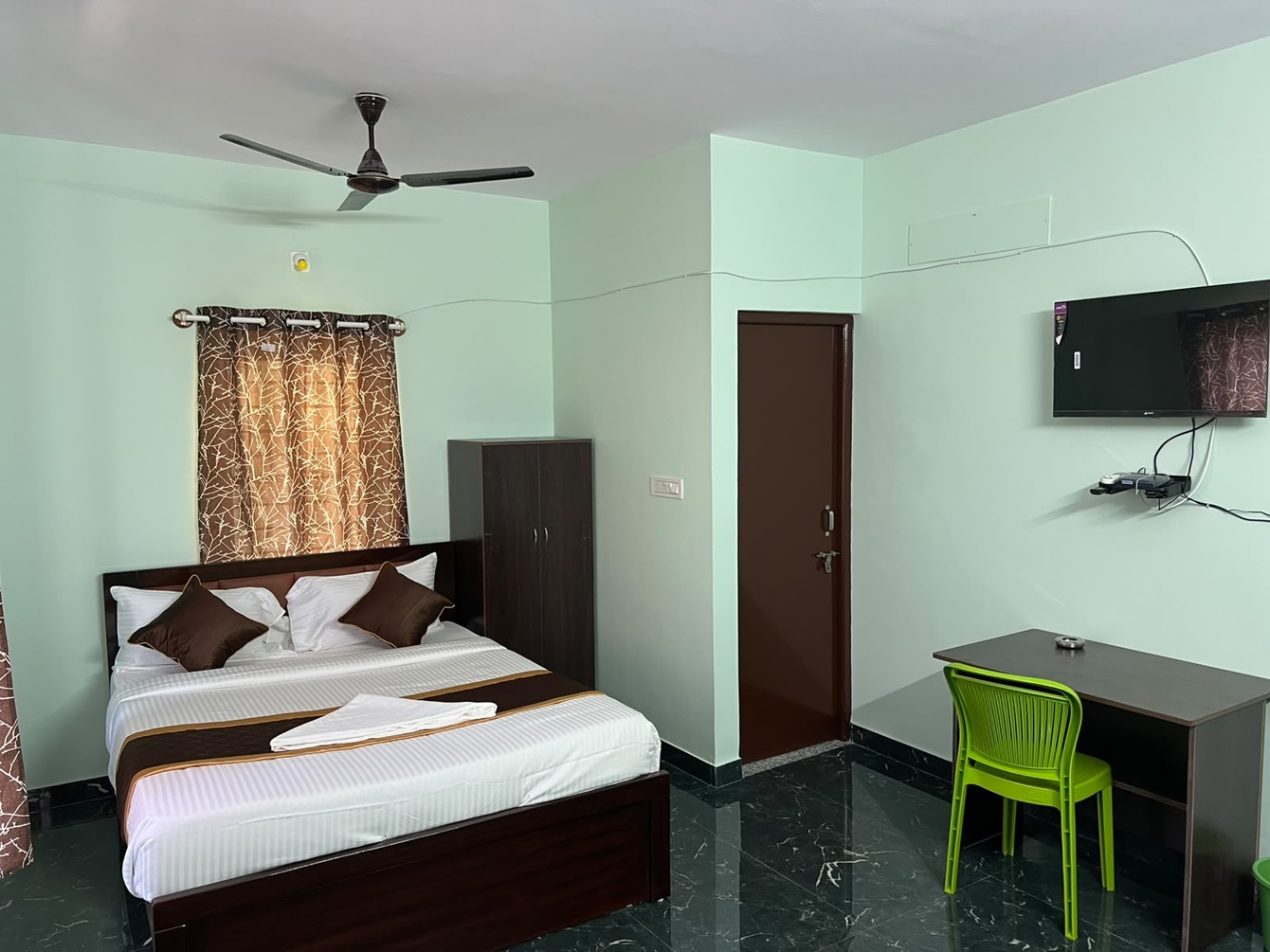 Deluxe Room at HOTEL M R HAPPY STAY IN - Photo 2