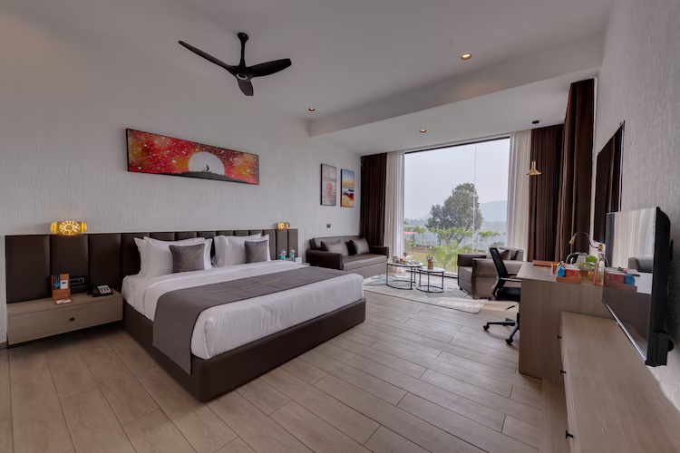 Winter Green Room, 1 King Bed at The Fern Heaven on The Hills, Hatgad-Saputara - Photo 1