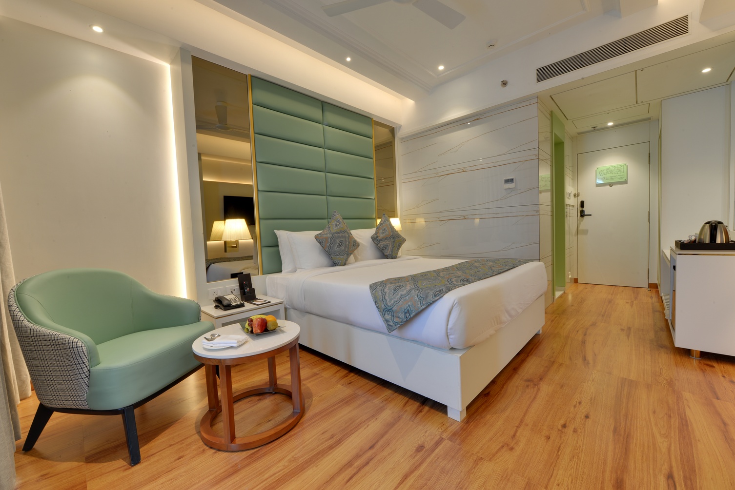 Winter Green Room, 1 King Bed at The Fern Residency, Mira Road, Mumbai - Photo 3