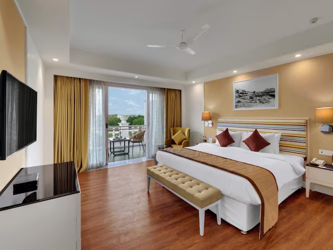 Winter Green Premium Room, 1 King Bed at Amanora The Fern, Pune - Photo 2