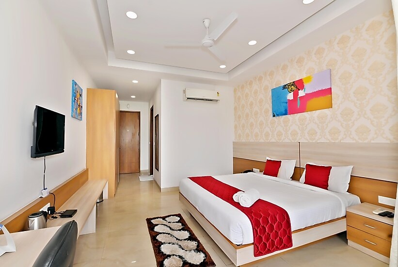Deluxe Queen Room at The Altruist Business Stays (DLF Phase 3) - Photo 1