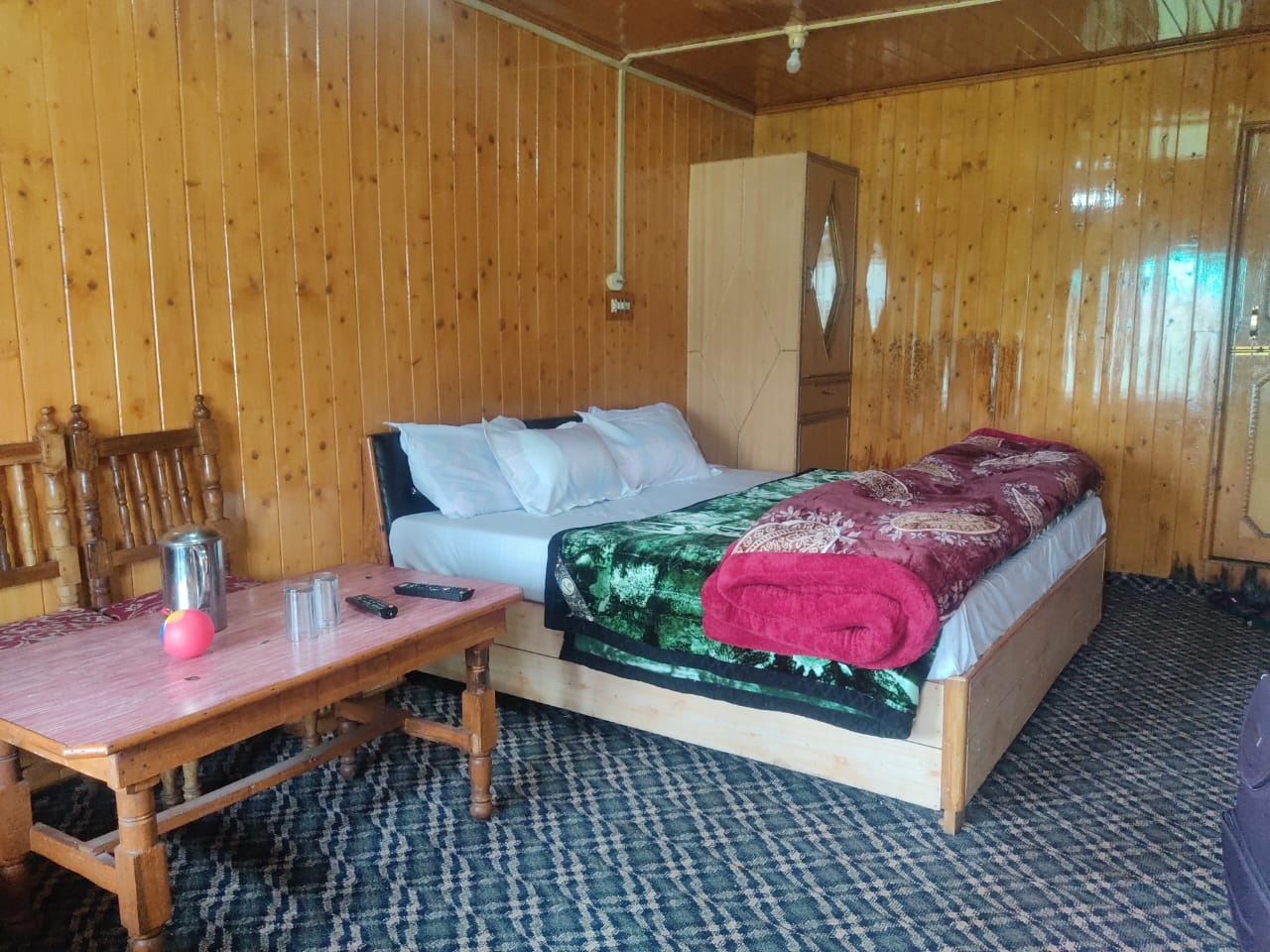 Deluxe Double Bed Room With Mountain View at Roseland Cottage Gulmarg - Photo 1