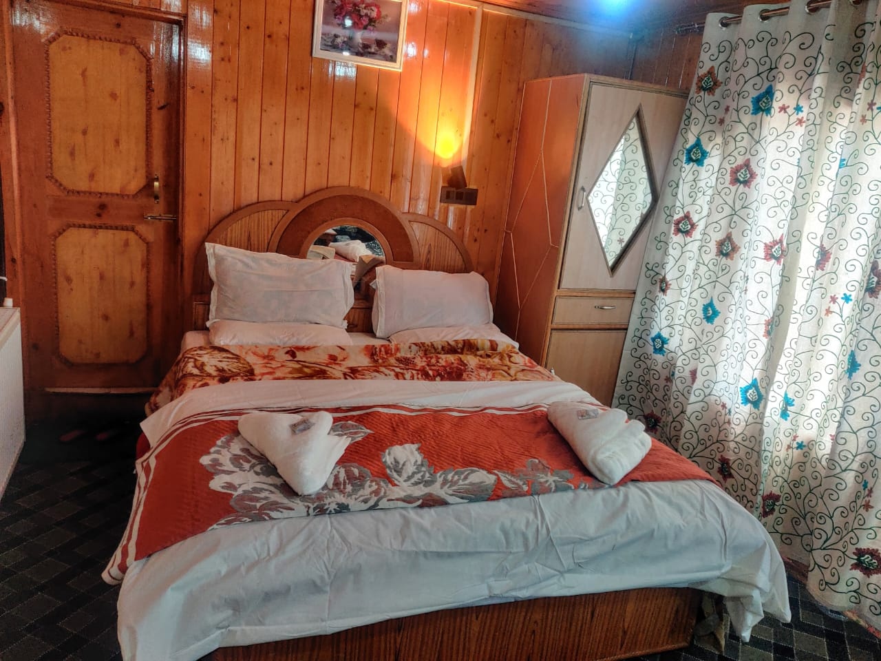 Deluxe Double Bed Room With Mountain View at Roseland Cottage Gulmarg - Photo 2