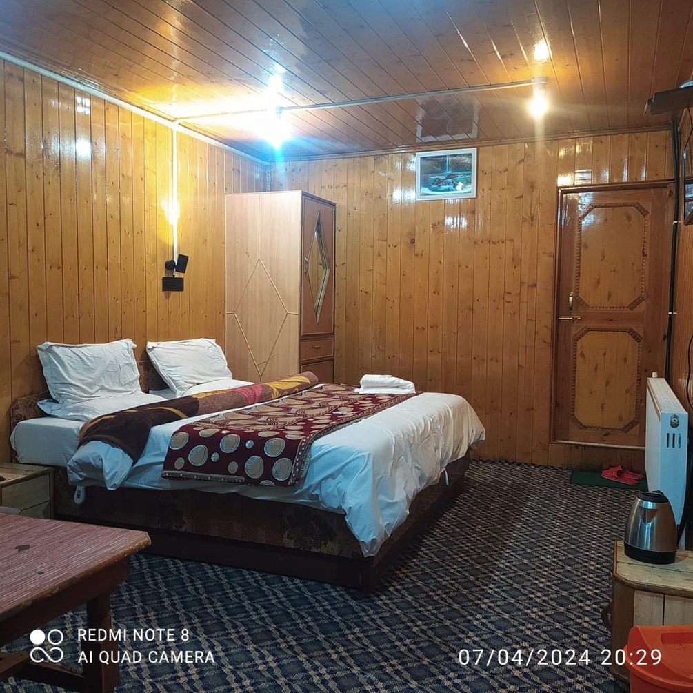 Deluxe Double Bed Room With Mountain View at Roseland Cottage Gulmarg - Photo 3