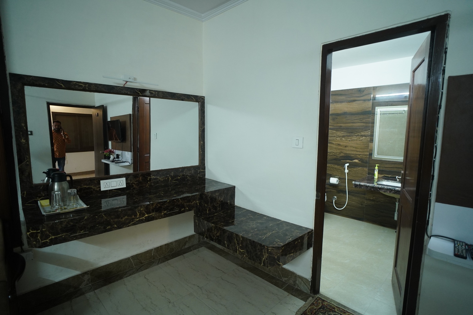 A/C Delux at HOTEL SHIRAZ - Best Hotel | Restaurant | Top Bakery in Bhadohi - Photo 3