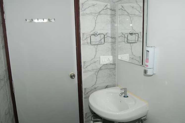 Deluxe Queen Room at The Altruist Business Stays - Manyata Tech Park - Photo 3