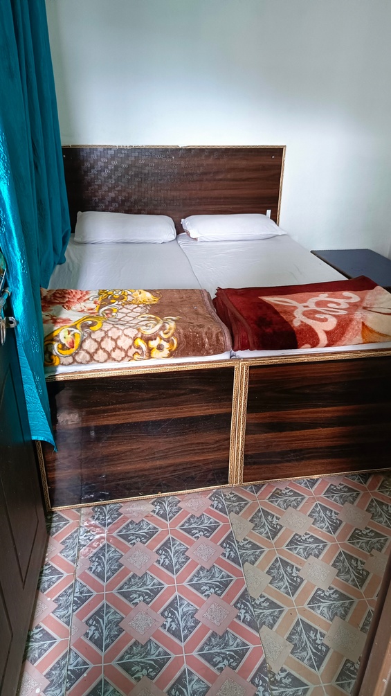 double bed room at hotel jagatguru - Photo 2