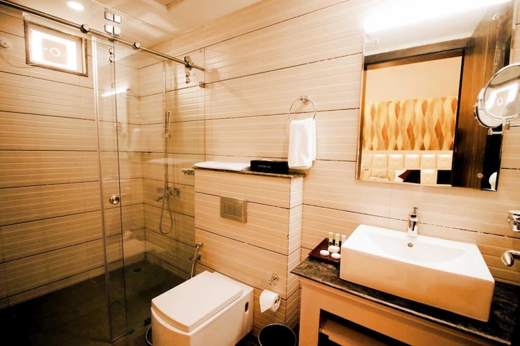 Deluxe Room at Pinnacle by Click Hotels - Photo 3