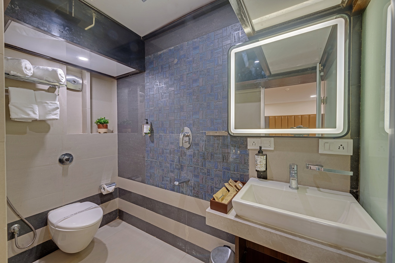 Deluxe Room at Comfort Inn Metropolis Mumbai - Photo 3
