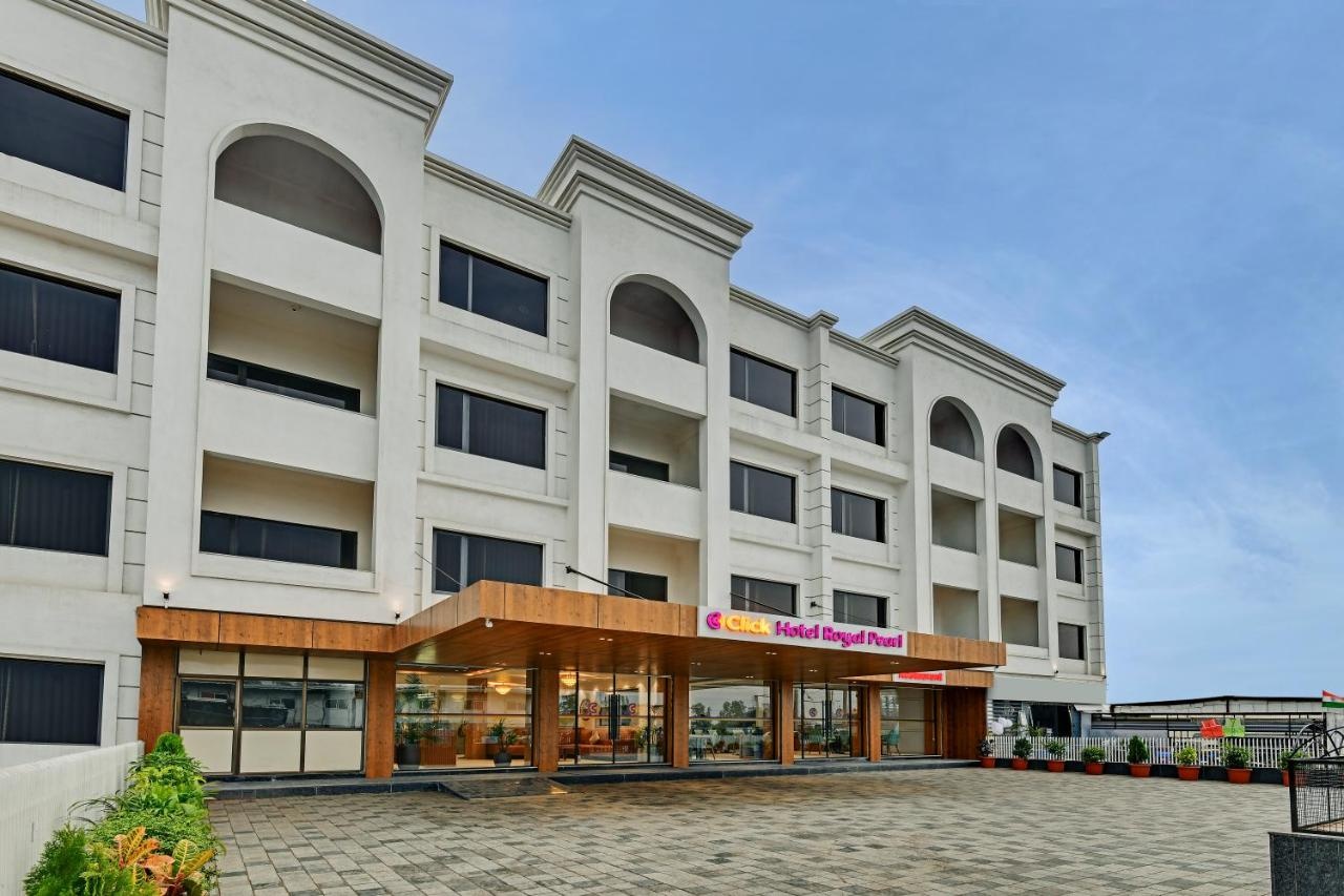 Click Hotel Royal Pearl, Galenda, Dahej photo 1