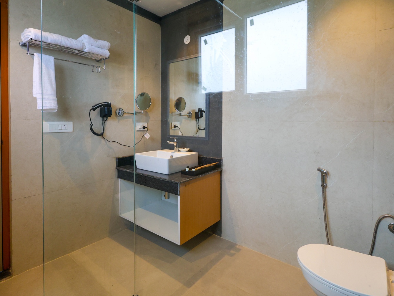 Premium Twin Room at Click Hotel Bhuntar - Photo 2