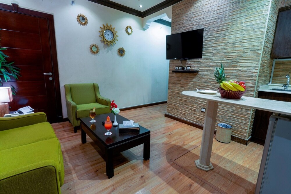 Executive One-Bedroom Apartment at Platinum Seventy - Photo 3