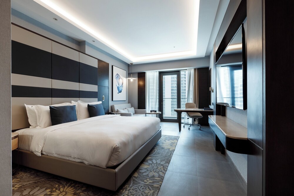 Luxury King Room with Balcony:Canal View at Ramee Dream Hotel Downtown - Photo 2