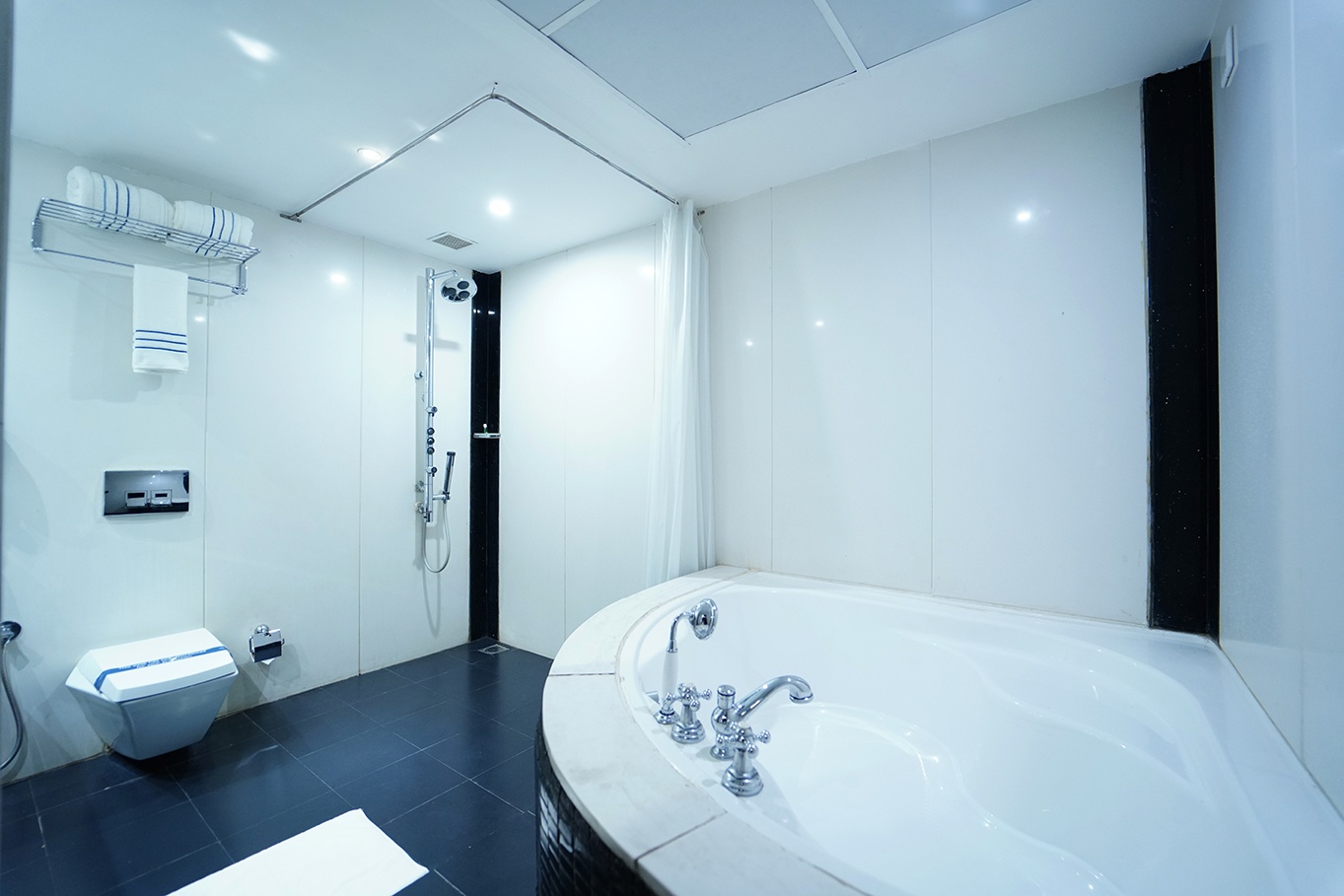 Deluxe Room at Quality Inn VIHA - Photo 3