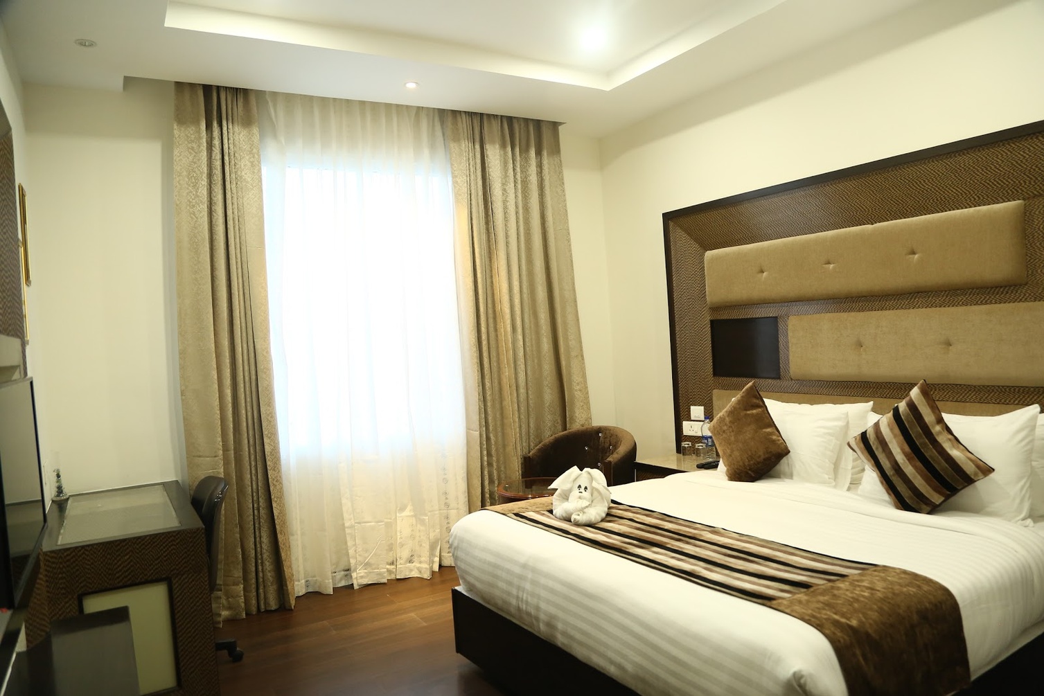Deluxe Room at Hotel Clarion Inn AMPS - Photo 1