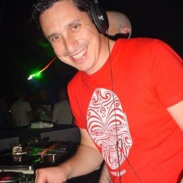 Dimitri Apergis progressive house tunes @ safari radio