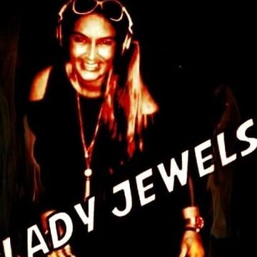 Lady Jewels Bashing It Out