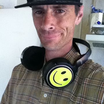 DJ RICHI J -- HAPPY HARDCORE MIX UP    Hope you enjoy  , will be playing on www.LazerFm.co.uk   Come check our Station     Everyday 24 7 -   Live Dj's 