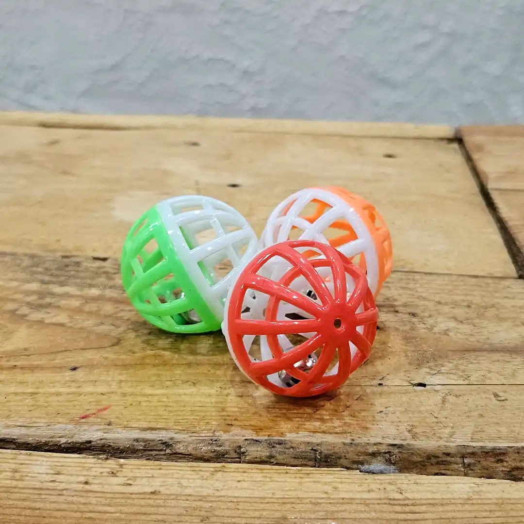 Pelota Pequeña con Cascabel y Diseño Hueco