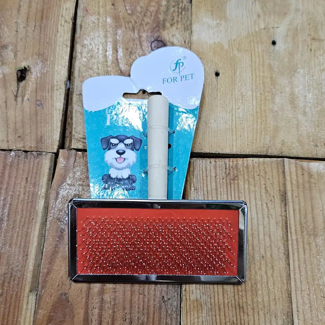 Cepillo para Perro con Cerdas Metálicas – Base Roja y Mango de Madera