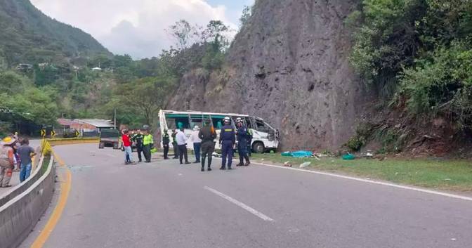 Accidente de un bus en la vía Bogotá-La Vega cobra al menos dos vidas