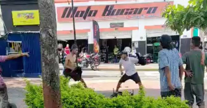 Two young men face knives on public roads in Bucaramanga