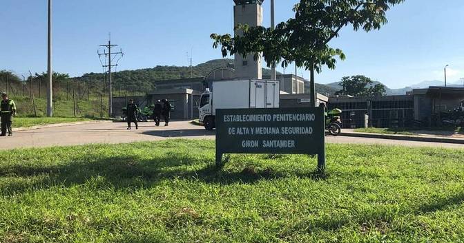 In the Palogordo prison in Girón, an inmate stabs his partner in the neck in the middle of his visit