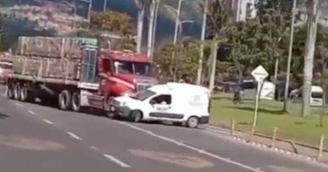 Mulero arremete contra furgón en medio de protestas en Bogotá