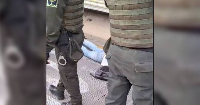 Plainclothes police defend themselves against attempted robbery, injuring the robber with bullets