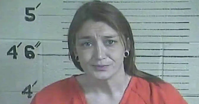 Mujer arrestada por homicidio fetal tras uso de medicamentos abortivos