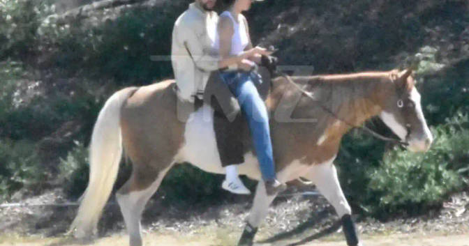 Bad Bunny y Kendall Jenner comparten paseo romántico a caballo