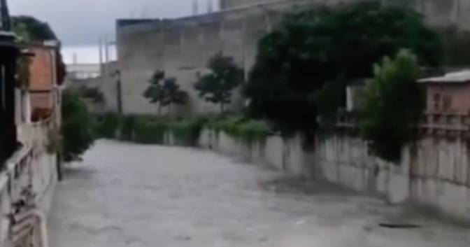 Un adulto y dos menores arrastrados por el arroyo Don Juan en Barranquilla