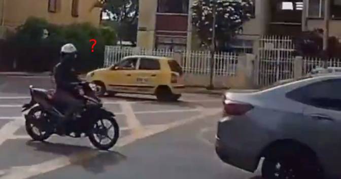 Distracted by checkpoint alert, motorcyclist crashes a car in Bucaramanga
