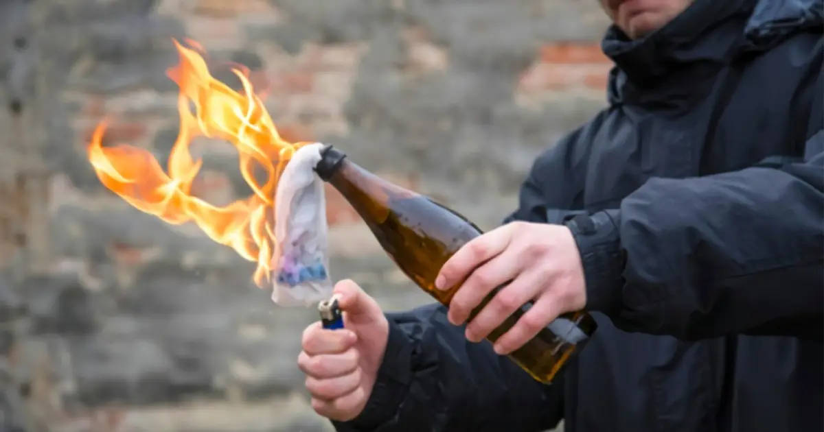 Arrestan a adolescente que prendió fuego a un indigente y transmitió el ataque en vivo