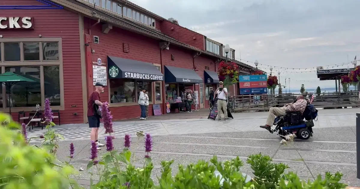 Hombre en silla de ruedas resulta baleado en el malecón de Seattle tras altercado