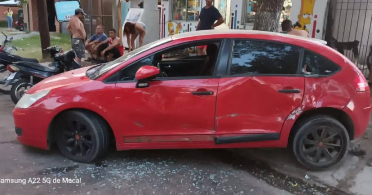 Insólita pelea entre dos grupos: Botellazos, golpes y autos destrozados