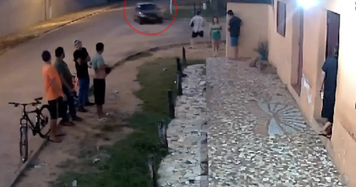 Una joven es atropellada por su ex novio y el impacto derriba un muro sobre ella