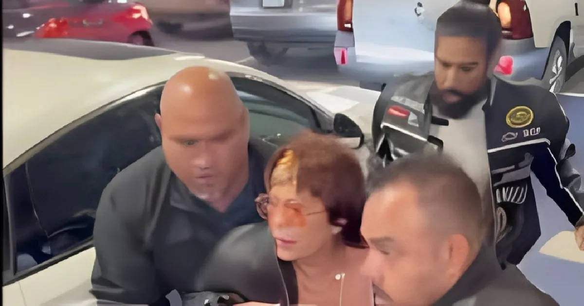 Alejandra Guzmán sufre caída en el aeropuerto tras acoso de reporteros