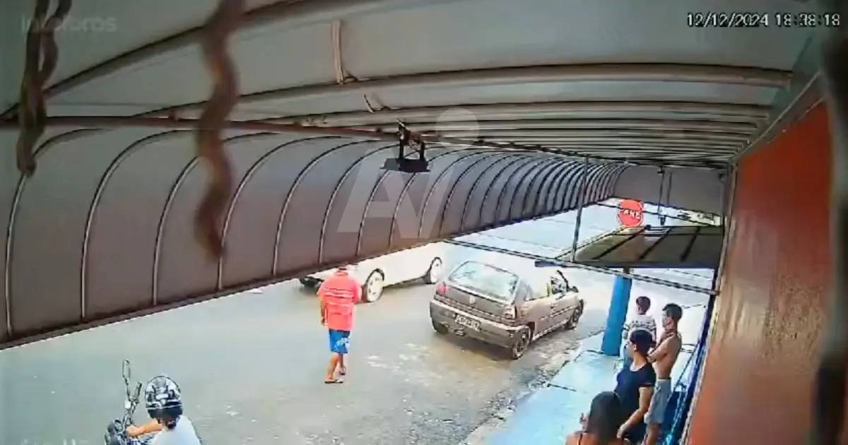 Adolescente de 16 años muere tras ser atacado a tiros frente a un minimercado