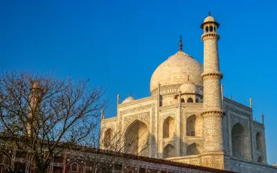 Delhi to Agra Force Urbania Hire