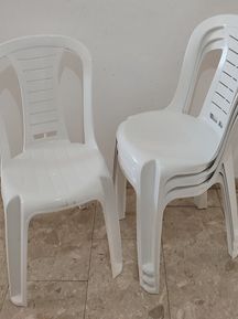 4 כסאות פלסטיק