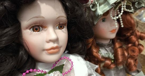  בובות  פורצלן בלבוש בסגנון ויקטוריאני 