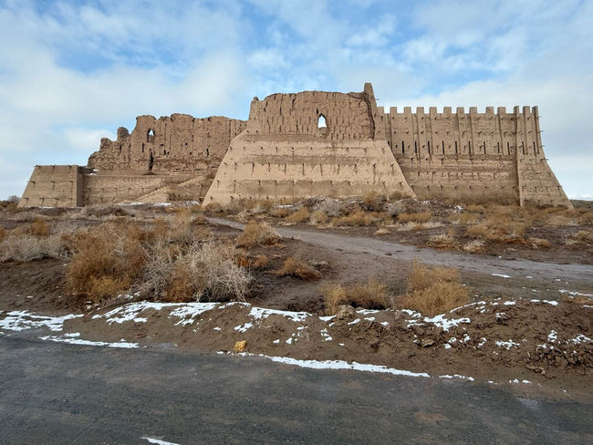 Cho'ldagi Qadimgi loy g'ishtli Xorazm qal'asi