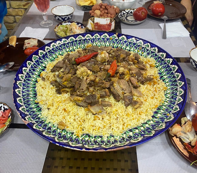 An'anaviy o'zbek idishida tortilgan palov